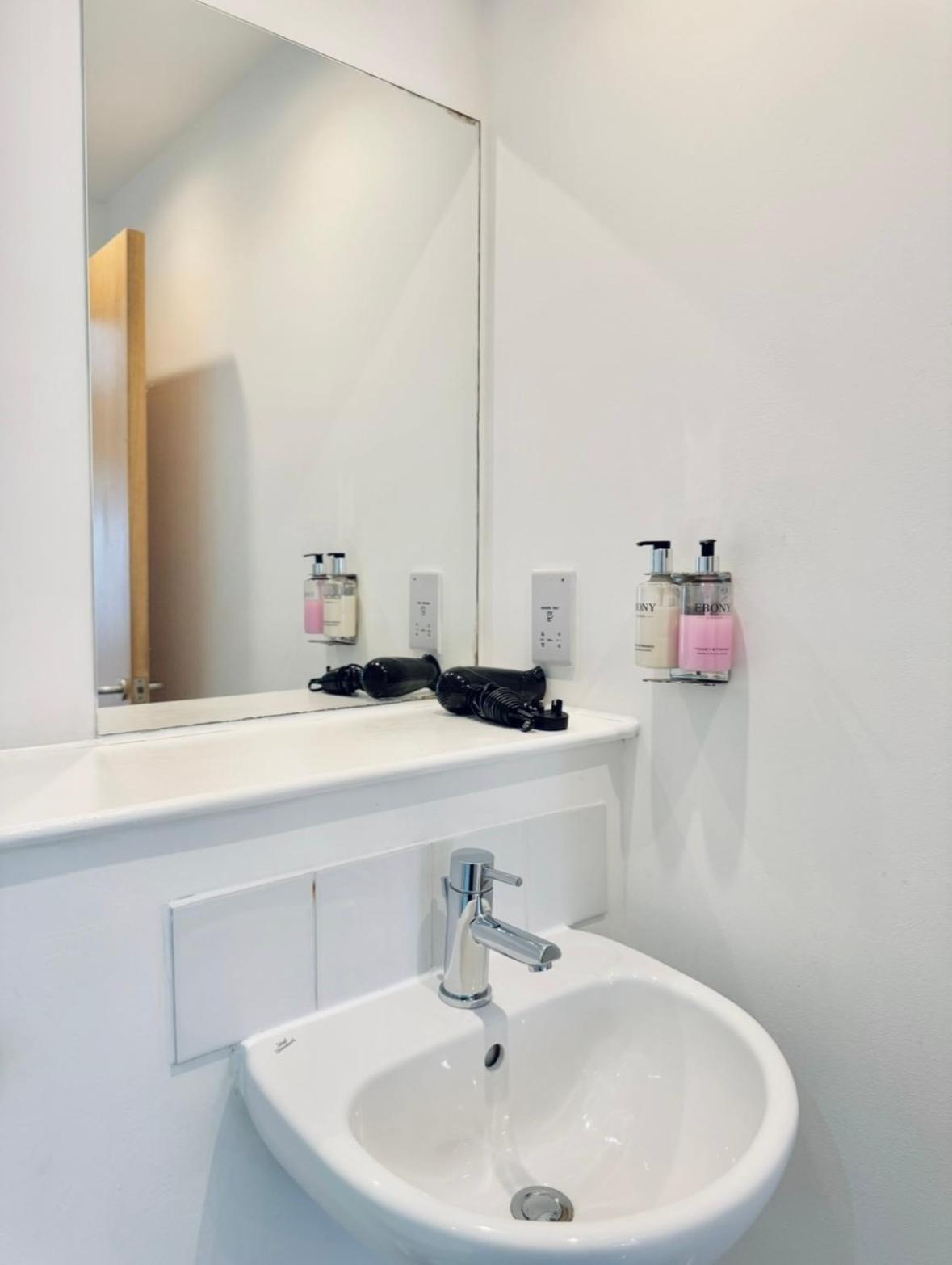 Modern Two Bedroom Apartments Édimbourg Extérieur photo